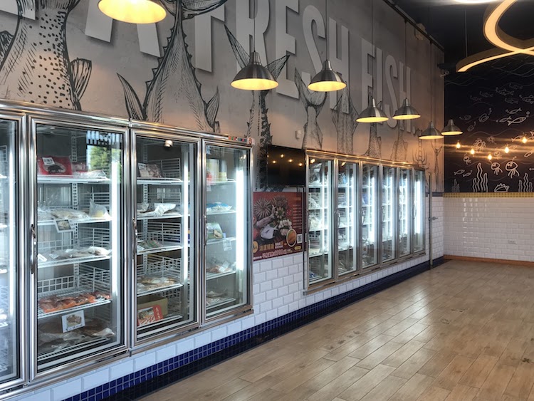 Ally的先生也成立了「楊家海鮮王國」品牌,不僅建立了品牌故事館,更有實體店面銷售